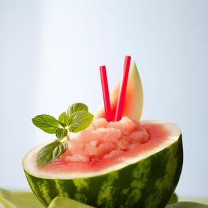 Zasladite letnje koktele ledenim kockama od lubenice: Ova jednostavna ideja će vas oduševiti!