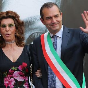 Priznanje večitoj lepotici: Čuvena Sofija Loren postala počasna građanka Napulja (FOTO)