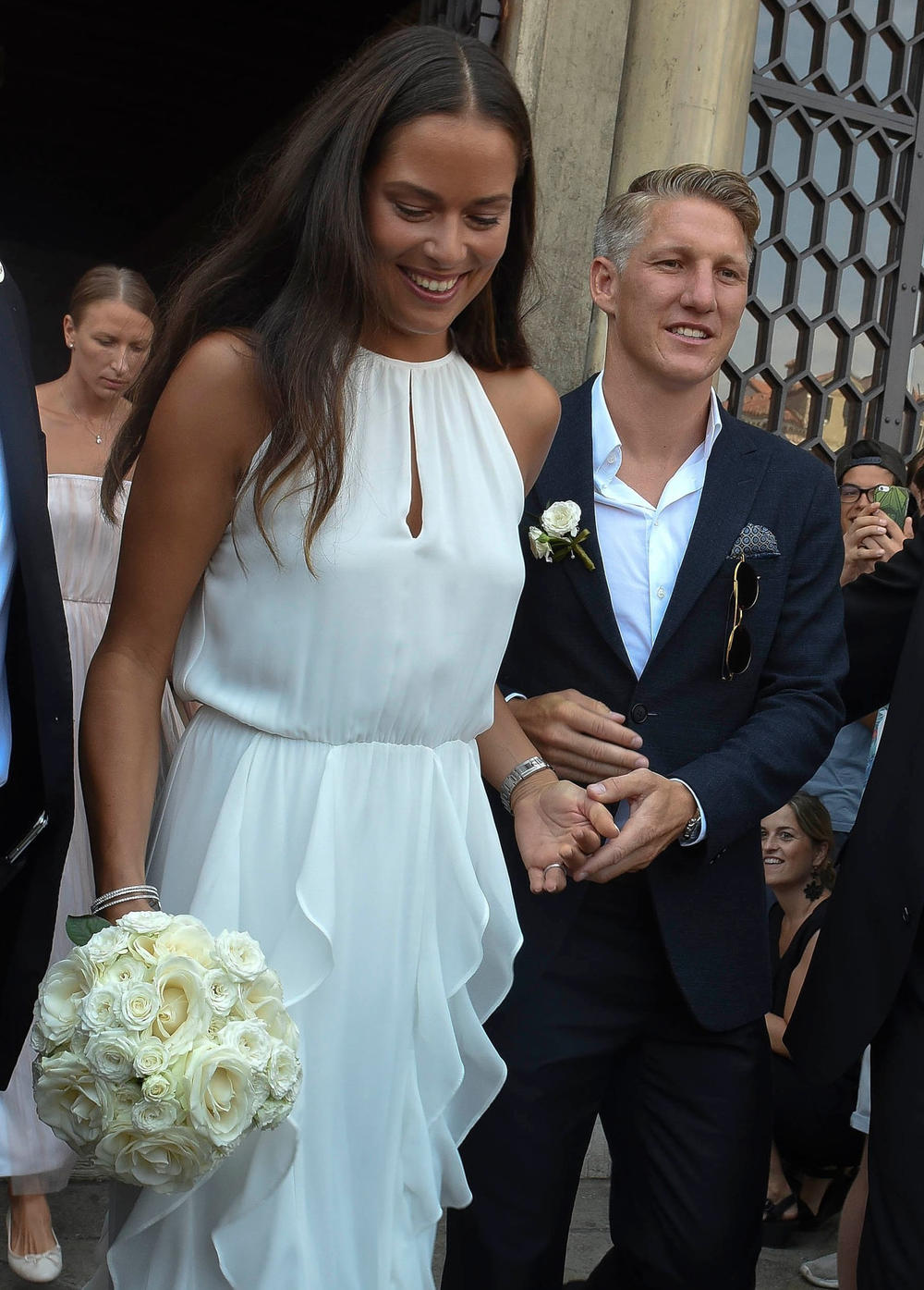 <p>Nakon skoro dve godine zabavljanja, srpska teniserka i nemački fudbaler zavetovali su se jedno drugom na večnu ljubav pre tačno godinu dana.</p>