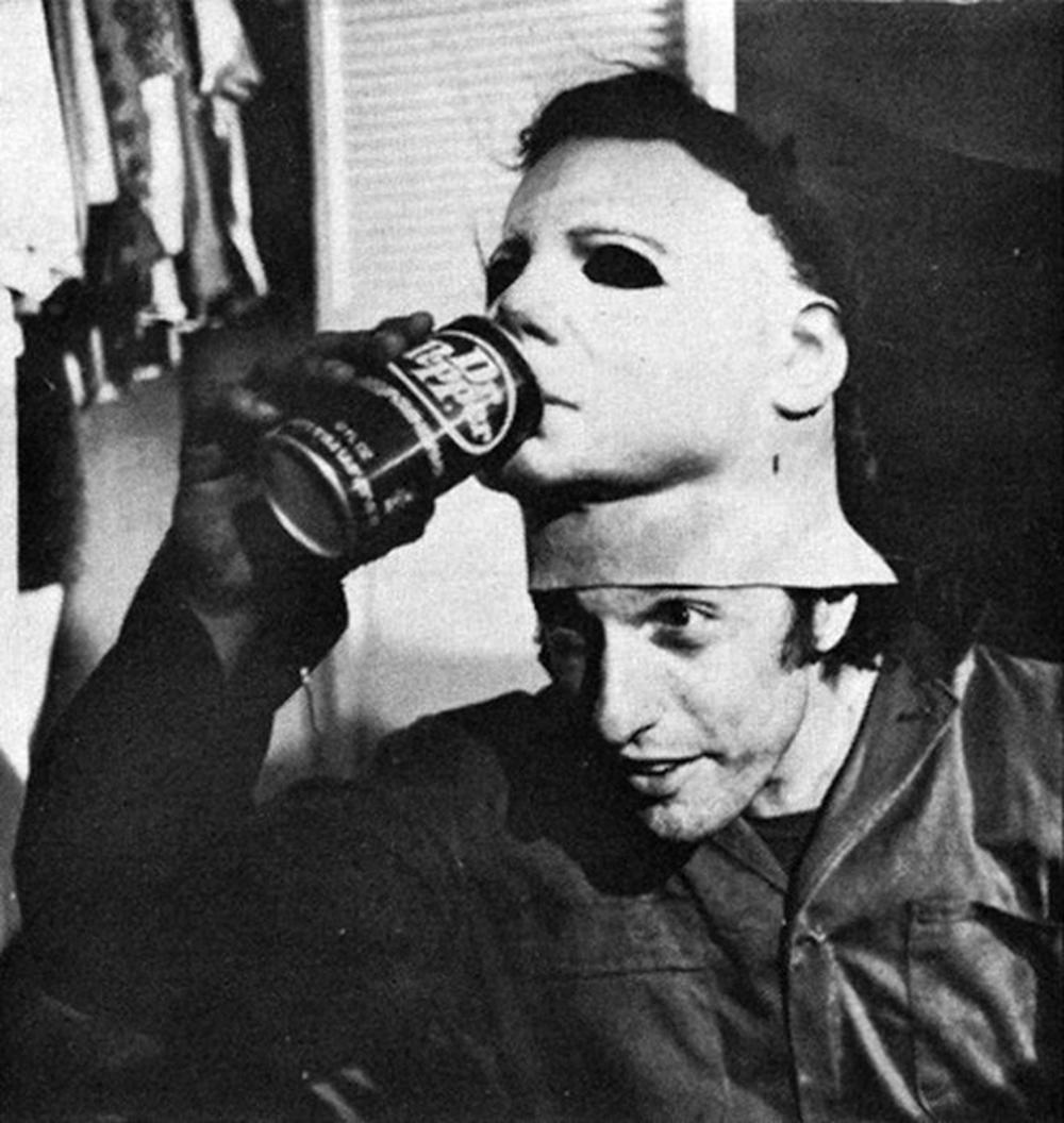 Dok je ceo svet strepeo nakon pogleda na maske po kojima su upamćeni neki od najpoznatijih horor filmova, glumci su u pauzama snimanja pronašli sjajan način da se zabave pomoću njih.