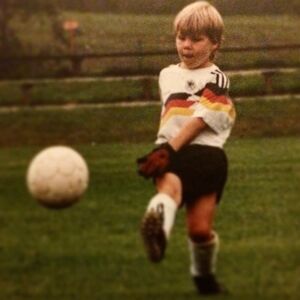Mališan sa slike danas puni 32 godine: Slavni fudbaler ispunio je sve svoje snove! (FOTO)