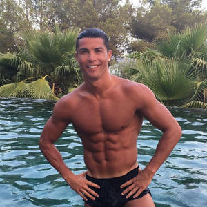 Mislio da će ispasti seksepilno, doživeo da mu se svi smeju: Fotografija zbog koje je Kristijano Ronaldo tema dana na Tviteru (FOTO)