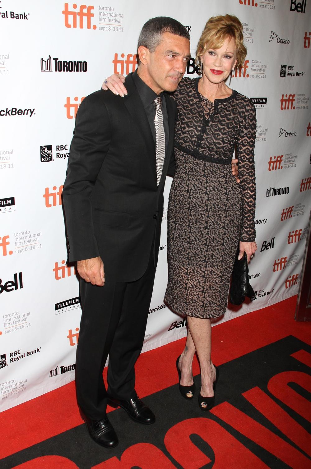 <p>Glumački par <strong>Antonio Banderas i Melani Grifit </strong>zajedno su bili skoro 20 godina, ali nakon toga su stavili tačku na ljubav i brak 2015. godine.</p>