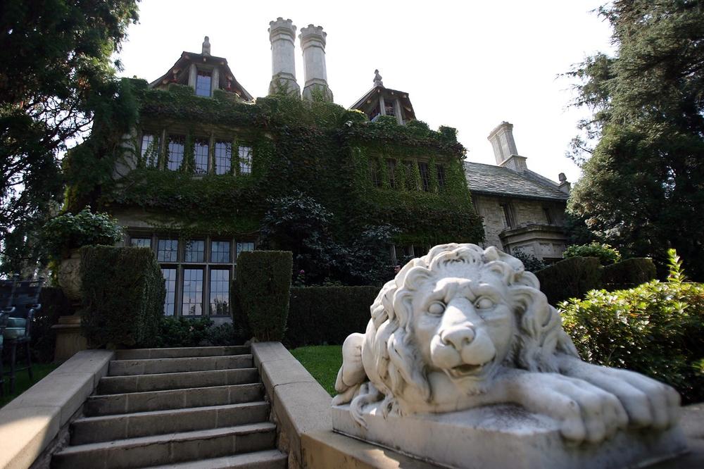 Slavni Hju Hefner prodao je Plejboj vilu, ali će sa njegovim zečicama i dalje živeti tu. To zadovoljstvo koštaće ga milion dolara godišnje...