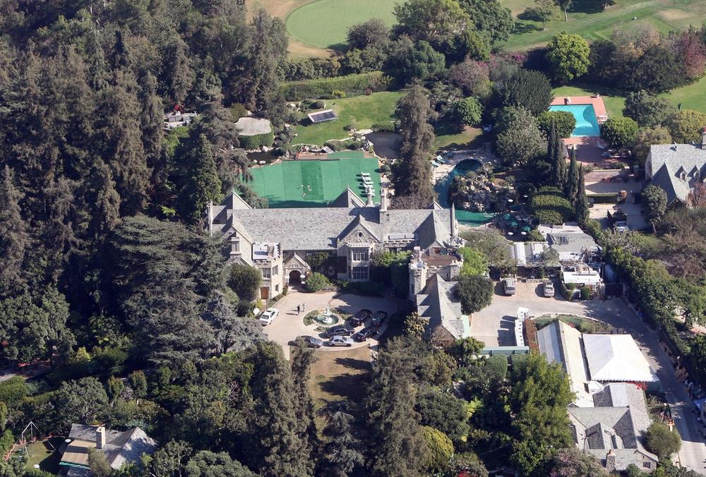 Slavni Hju Hefner prodao je Plejboj vilu, ali će sa njegovim zečicama i dalje živeti tu. To zadovoljstvo koštaće ga milion dolara godišnje...
