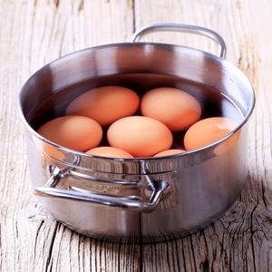 NIJE BESKORISNA, VEĆ IMA POSEBNA SVOJSTVA: Evo zbog čega NIKAD ne treba da bacate vodu u kojoj ste kuvali jaja