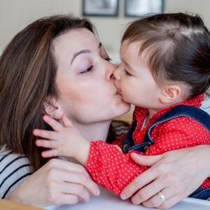 Čin ljubavi ili uzrok oboljenja: Da li majke mogu da ljube decu u usta?