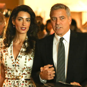 Osvojila ga je stilom: U pratnji Džordža Klunija, Amal je pokazala neviđenu dozu seksepila (FOTO)