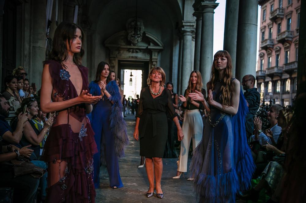 U vreme održavanja Milan Fashion Weeka, svoju novu kolekciju u ovoj modnoj prestonici sveta 25. septembra predstavila je srpska dizajnerka Marija Šabić i time nastavila krug učešća srpskih kreatora na „Velikoj četvorci“ koju čine Nedelje mode u Njujorku, Londonu, Milanu i Parizu.