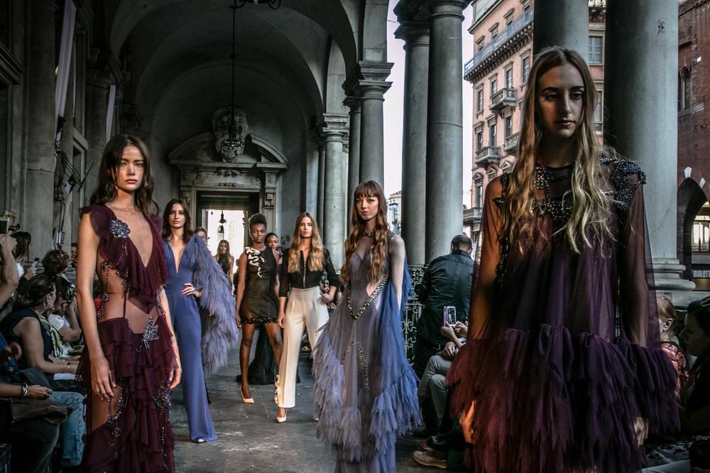 U vreme održavanja Milan Fashion Weeka, svoju novu kolekciju u ovoj modnoj prestonici sveta 25. septembra predstavila je srpska dizajnerka Marija Šabić i time nastavila krug učešća srpskih kreatora na „Velikoj četvorci“ koju čine Nedelje mode u Njujorku, Londonu, Milanu i Parizu.