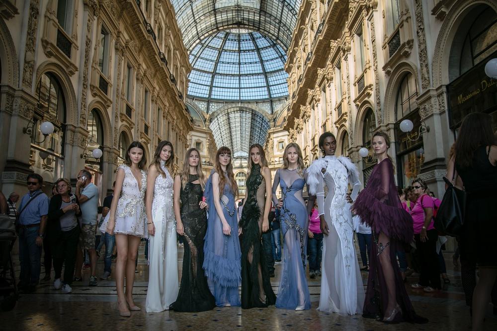 U vreme održavanja Milan Fashion Weeka, svoju novu kolekciju u ovoj modnoj prestonici sveta 25. septembra predstavila je srpska dizajnerka Marija Šabić i time nastavila krug učešća srpskih kreatora na „Velikoj četvorci“ koju čine Nedelje mode u Njujorku, Londonu, Milanu i Parizu.