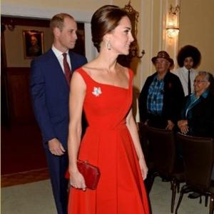 Svi pričaju o crvenoj haljini kojom je Kejt prekršila pravila kraljevske porodice, a sigurno niste znali da je isti stajling već nosila jedna naša DAMA (FOTO)