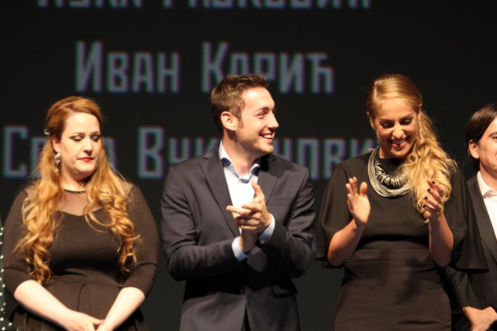 Sinoć je održana spektakularna premijera domaćeg filma "Jesen samuraja" u prepunom Sava Centru i bioskopu Cineplexx Ušće Shopping Center. Pre početka projekcije u Sava Centru glumačka i autorska ekipa filma prošetala je crvenim tepihom i pozdravila mnogobrojnu publiku koja se okupila da ih pozdravi.