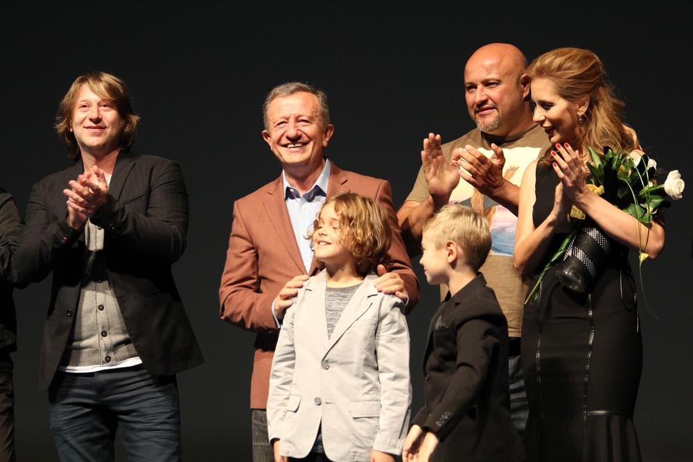 Sinoć je održana spektakularna premijera domaćeg filma "Jesen samuraja" u prepunom Sava Centru i bioskopu Cineplexx Ušće Shopping Center. Pre početka projekcije u Sava Centru glumačka i autorska ekipa filma prošetala je crvenim tepihom i pozdravila mnogobrojnu publiku koja se okupila da ih pozdravi.