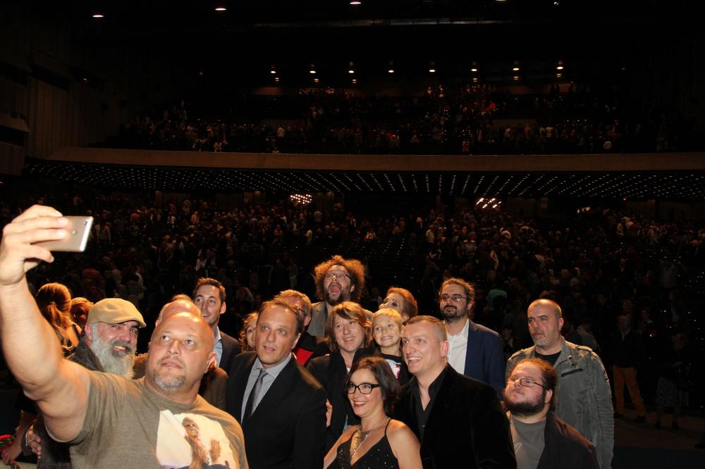 Sinoć je održana spektakularna premijera domaćeg filma "Jesen samuraja" u prepunom Sava Centru i bioskopu Cineplexx Ušće Shopping Center. Pre početka projekcije u Sava Centru glumačka i autorska ekipa filma prošetala je crvenim tepihom i pozdravila mnogobrojnu publiku koja se okupila da ih pozdravi.