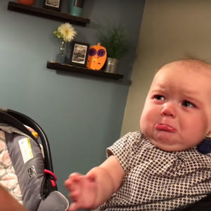 Najljubomornija beba na svetu: Mama i tata su se poljubili, a njena reakcija je nasmejala ceo svet (VIDEO)