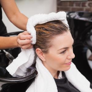 NEMOJTE PONAVLJATI BANALNE GREŠKE: Svetski frizer istakao jedini pravi način za pranje kose!