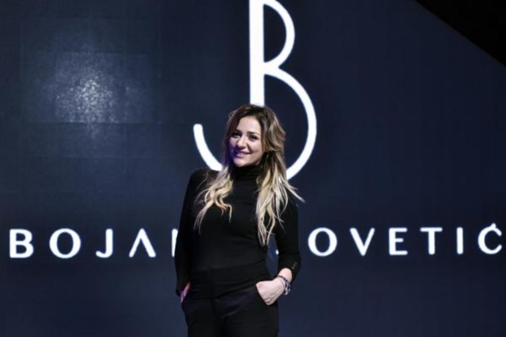 Bojana Jovetić je novo ime na domaćoj modnoj sceni, a svojom prvom revijom i kolekcijom sinoć je oduševila sve prisutne u klubu Drugstore, gde je održana ova revija