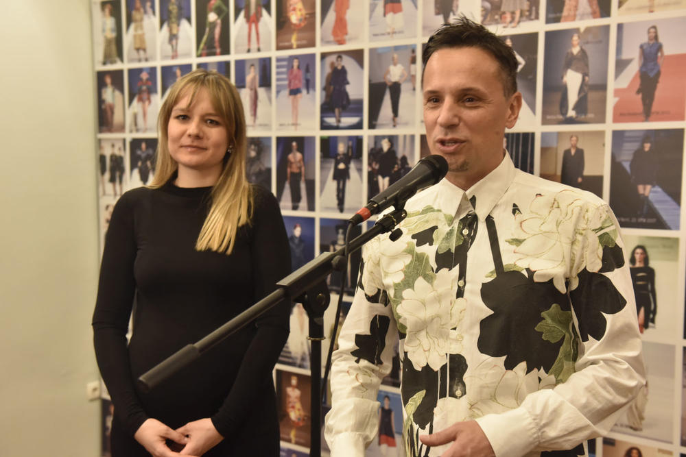 Kao i svakog puta, Belgrade Fashion Week pored modnog, insistira i na programu edukativnog karaktera. U Muzeju primenjene umetnosti je svečano otvorena izložba “Između prošlosti i budućnosti: 25 godina autorske modne scene u Srbiji”.