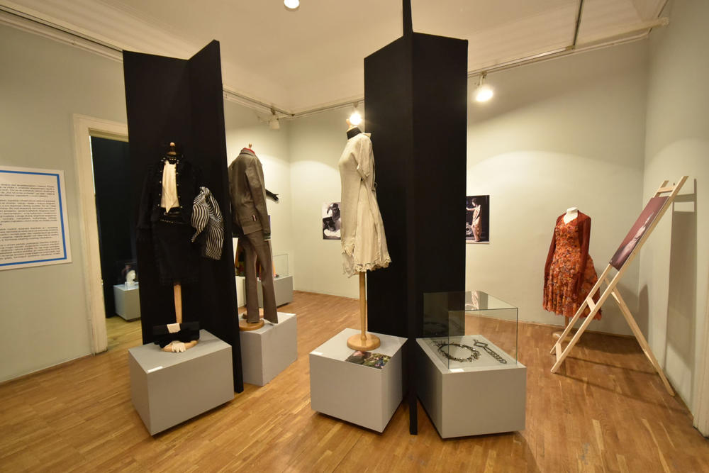 Kao i svakog puta, Belgrade Fashion Week pored modnog, insistira i na programu edukativnog karaktera. U Muzeju primenjene umetnosti je svečano otvorena izložba “Između prošlosti i budućnosti: 25 godina autorske modne scene u Srbiji”.