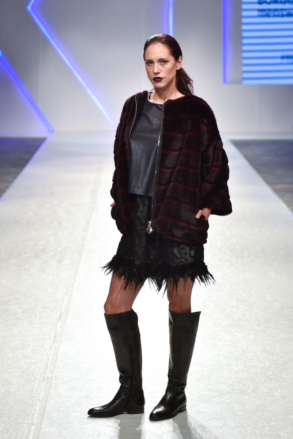 Sinoć, 30. oktobra, su nam se u okviru 40. Belgrade Fashion Week-a u hotelu Crowne Plaza predstavili poznati srpski dizajneri, ali i svetski brendovi. Svoje najnovije kolekcije prikazali su kreatori Ana Ljubinković, Marija Siđelić, Peti - The house of Elena Peti i Sonja Jocić, ali i brendovi UGG, Gran Sasso, Borggi i Piumino, a revije je posetio i veliki broj poznatih ličnosti.