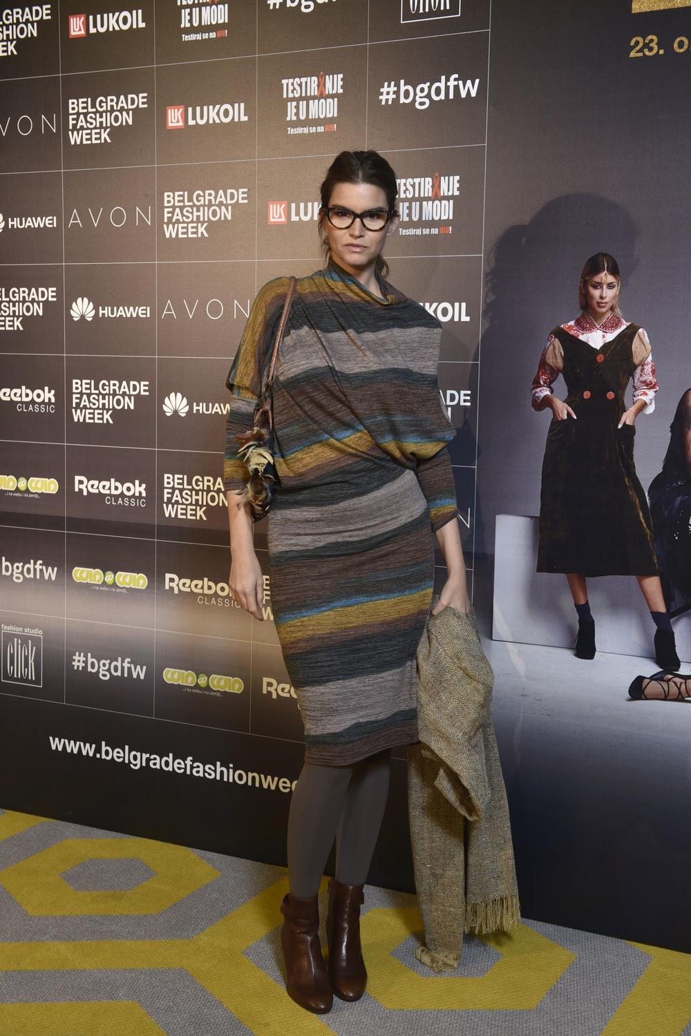 Sinoć, 30. oktobra, su nam se u okviru 40. Belgrade Fashion Week-a u hotelu Crowne Plaza predstavili poznati srpski dizajneri, ali i svetski brendovi. Svoje najnovije kolekcije prikazali su kreatori Ana Ljubinković, Marija Siđelić, Peti - The house of Elena Peti i Sonja Jocić, ali i brendovi UGG, Gran Sasso, Borggi i Piumino, a revije je posetio i veliki broj poznatih ličnosti.