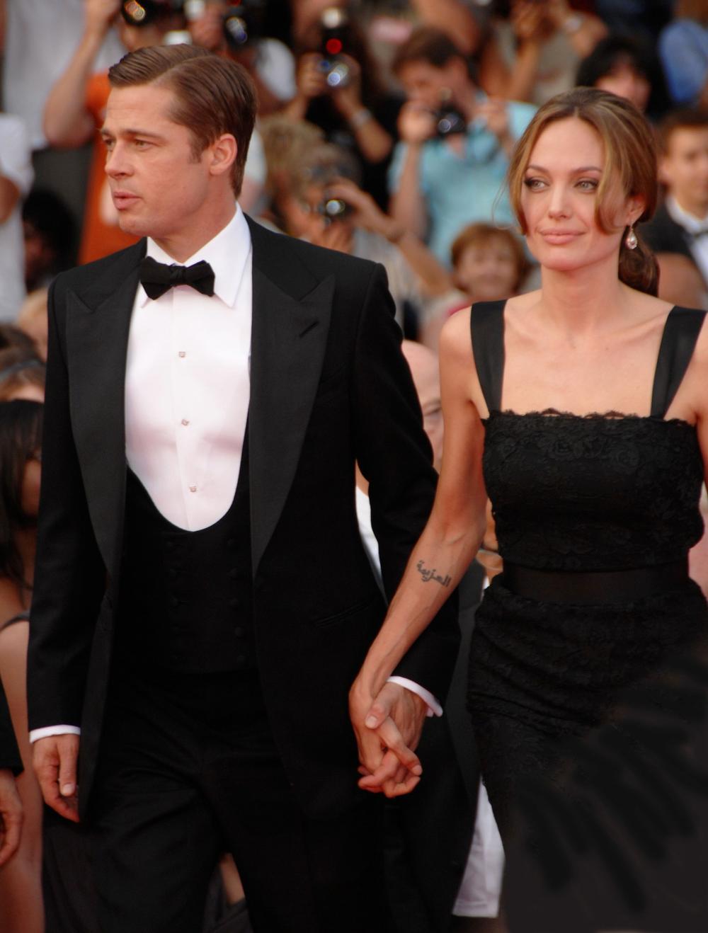 <p>Svet je bio šokiran kada pročulo da je glumac Bred Pit, tada oženjen "Prijateljicom" Dženifer Aniston, u vezi s koleginicom Anđelinom Džoli, a tek 15 godina kasnije saznajemo kako je sve počelo</p>