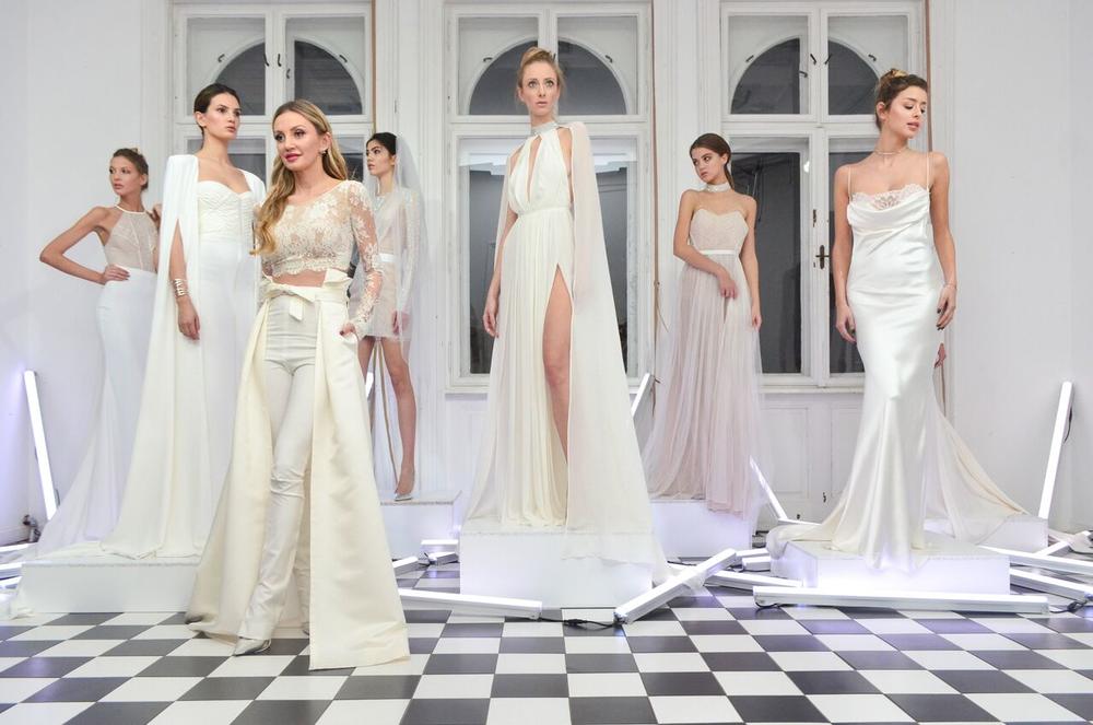 U subotu veče, u okviru 40. Belgrade Fashion Week-a, dizajnerka Ines Janković je u prelepom ambijentu kuće Kralja Petra na Senjaku, predstavila svoju novu kolekciju venčanica za proleće/leto 2017.