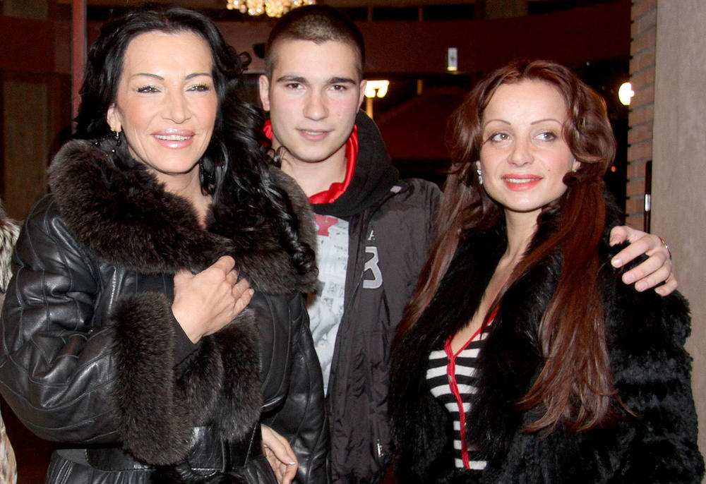 <p>Pevačica Goca Božinovska upoznala je novu devojku svog sina Mirka Šijana, pa odala svoje prve utiske o njoj.</p>