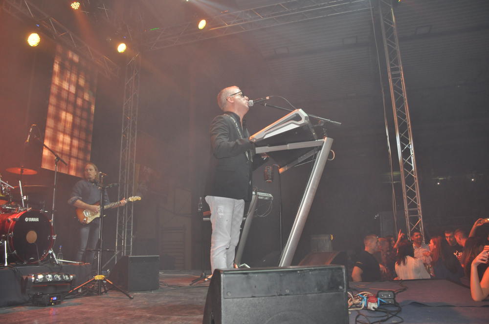 U sklopu svoje regionalne turneje kojom obeležava petnaest godina karijere, Saša Matić je sinoć održao još jedan fantastičan koncert i podigao na noge prepunu Halu sportova u Užicu.