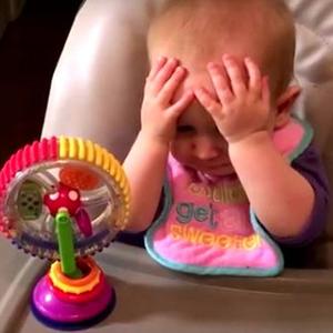 Ona definitivno nije ljubitelj zdrave hrane: Bebina neodoljiva reakcija nasmejala svet do suza (VIDEO)