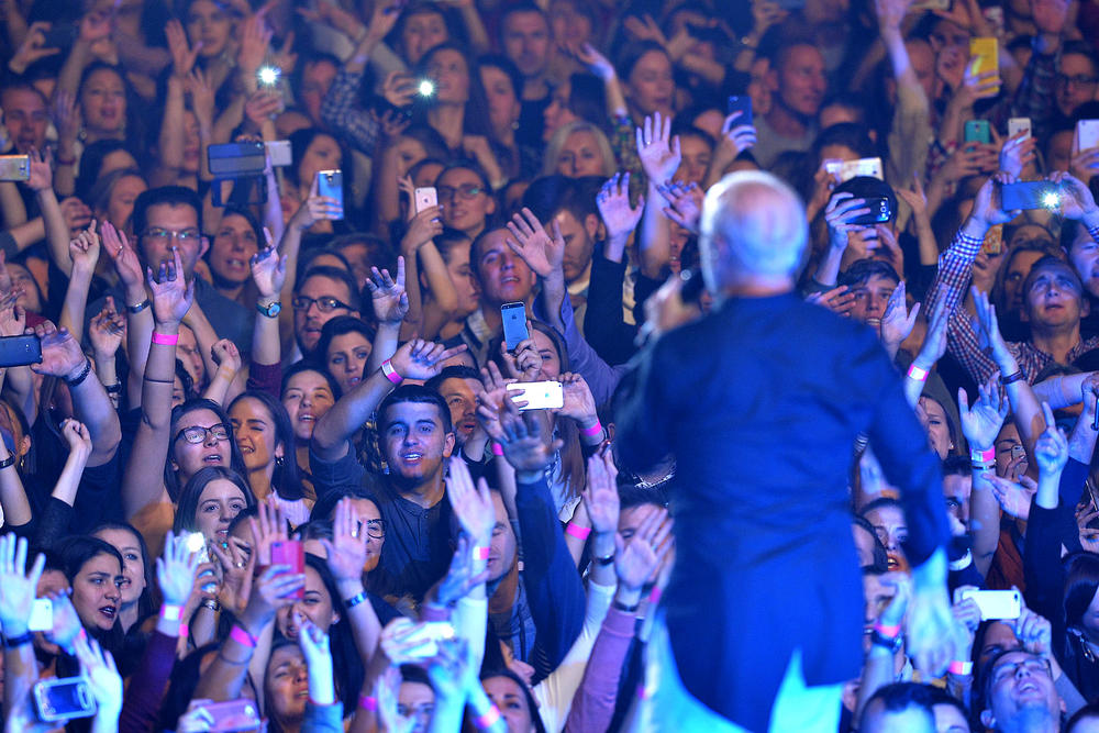 Popularni sarajevski kantautor Dino Merlin ponovno je sinoć dokazao zašto suvereno vlada pozornicama širom sveta i slovi za jednu od najvećih balkanskih zvezda svih vremena.