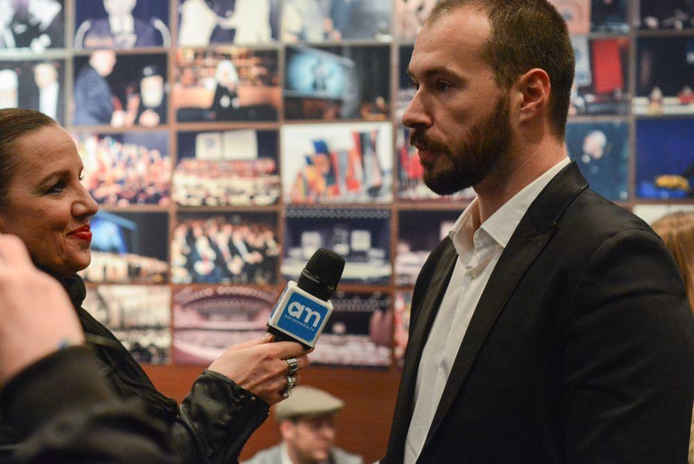 Dugo očekivani film prvenac reditelja i scenariste Ivana Marinovića “Igla ispod praga”, imao je beogradsku premijeru u ponedeljak Sava centru. Publika je dugotrajnim aplauzom i ovacijama na kraju projekcije pozdravila ekipu koju čine glumci Nikola Ristanovski, Leon Lučev, Ljubomir Bandović, Dragana Dabović, te Seka Sablić i Bogdan Diklić koje je ovaj film spojio nakon više od 30 godina