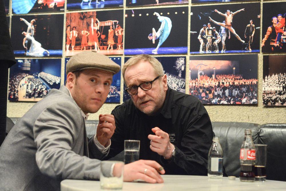 Dugo očekivani film prvenac reditelja i scenariste Ivana Marinovića “Igla ispod praga”, imao je beogradsku premijeru u ponedeljak Sava centru. Publika je dugotrajnim aplauzom i ovacijama na kraju projekcije pozdravila ekipu koju čine glumci Nikola Ristanovski, Leon Lučev, Ljubomir Bandović, Dragana Dabović, te Seka Sablić i Bogdan Diklić koje je ovaj film spojio nakon više od 30 godina