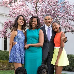 "SVE SE VIŠE OPTEREĆUJU IZGLEDOM": Mišel Obama muku muči sa ćerkama, a ovo je njen stav o lepoti! (FOTO)