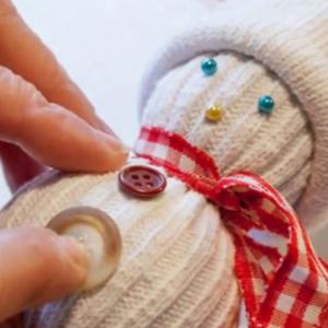 Sneško Belić od ping pong loptica: Novogodišnji mini ukras za jelku ili trpezu, spakovan u toplu čarapicu (VIDEO)