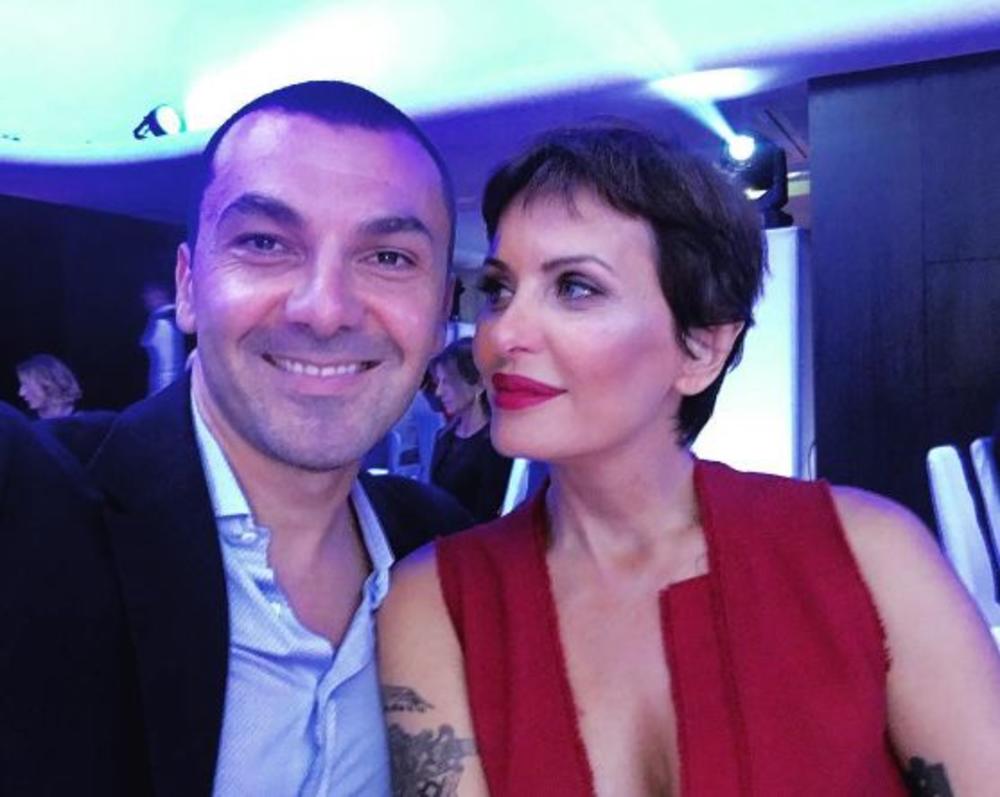 <p>Jedna od naših najlepših pevačica uhvaćena je na ručku s prijateljima, a među njima je bio i bivši suprug dizajnerke enterijera Elene Karaman</p>