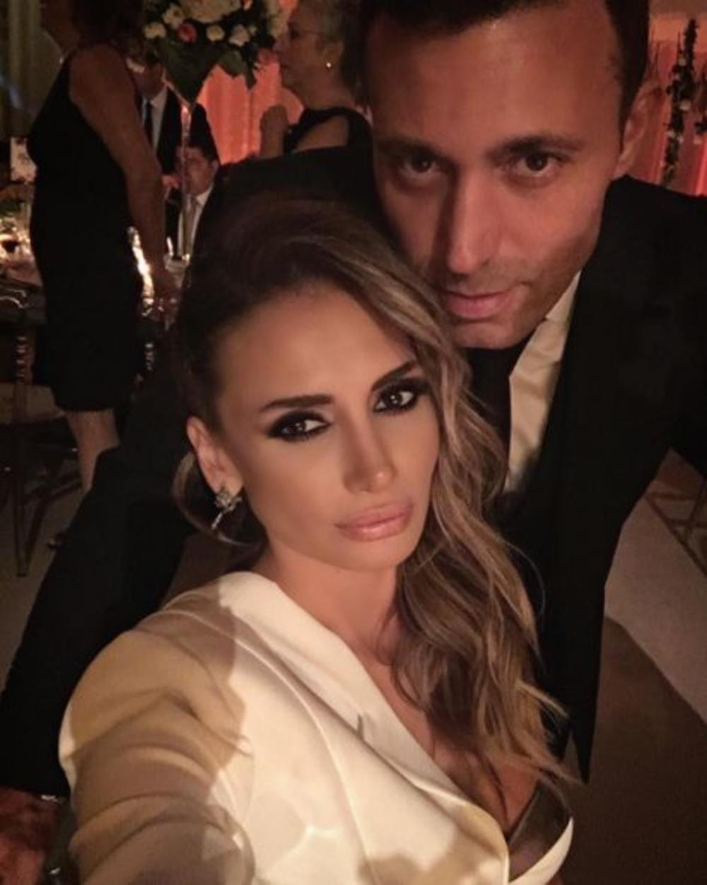 <p>Nedavno su se munjevito proširile glasine da su se turski pevač Mustafa Sandal i naša pevačica Emina Jahović pomirili nakon razvoda, pa je predstavnike medija interesovalo kako oni trenutno funkcionišu</p>