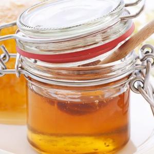 Nema dokaza da mešavina meda i belog luka pomaže kod ovih zdravstvenih problema