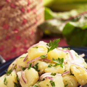 FENOMENALAN PRILOG UZ RIBU ILI MESO: Berlinska krompir salata od sada će biti REDOVNA na vašem stolu (RECEPT)