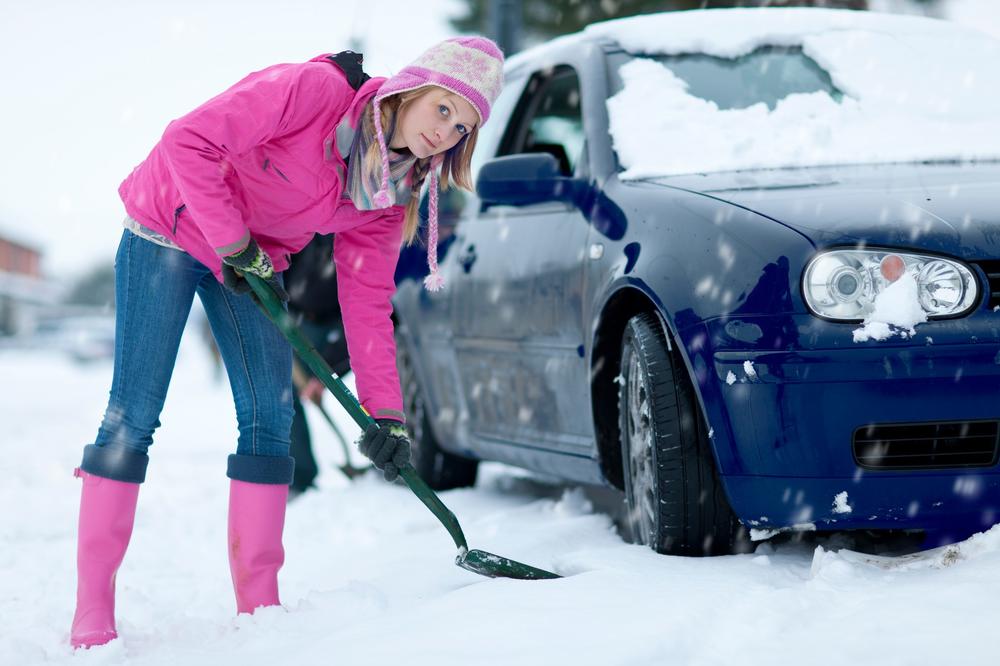 Kako najlakše očistiti automobil od snega?