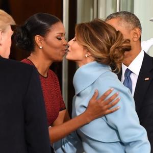Fotografija koja je munjevitom brzinom obišla svet: Poljubac Melanije Tramp i Mišel Obame zapalio internet! (FOTO)