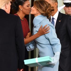 Donela si poklon, izgovorila je Mišel a onda je usledila neprijatna situacija: Otkriveno šta je Melanija Tramp poklonila Obami! (FOTO)