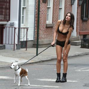 Prolaznici gledali u čudu: Slavna manekenka prošetala psa u donjem vešu (FOTO)