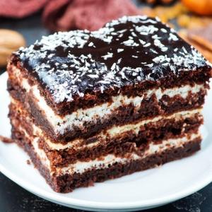 Ovo će biti vaš omiljeni slatkiš: Čokoladna torta čiji ukusi će vas raspametiti (RECEPT)