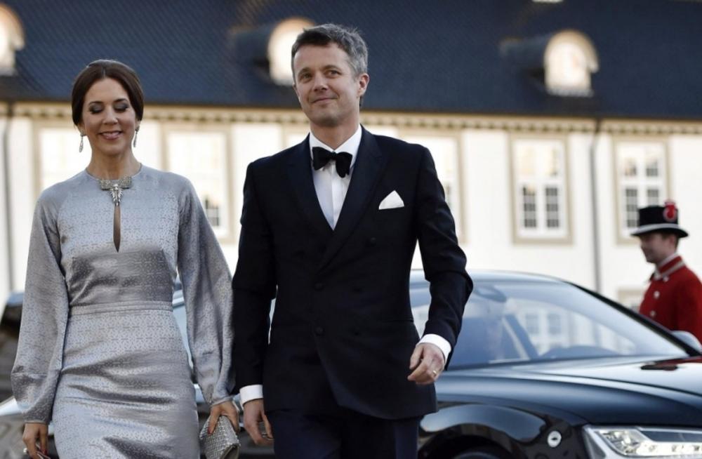 <p>Supruga danskog prestolonaslednika Frederika uskoro će proslaviti 50. rođendan, a tim povodom je ovaj par podelio nekoliko očaravajućih kraljevskih portreta.</p>