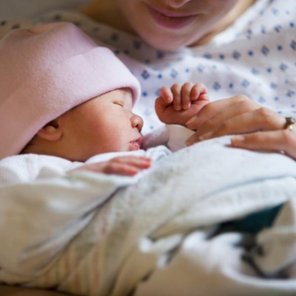 Provela sate u hodniku: Mlada majka i 7 sati posle porođaja čekala slobodno mesto (FOTO)