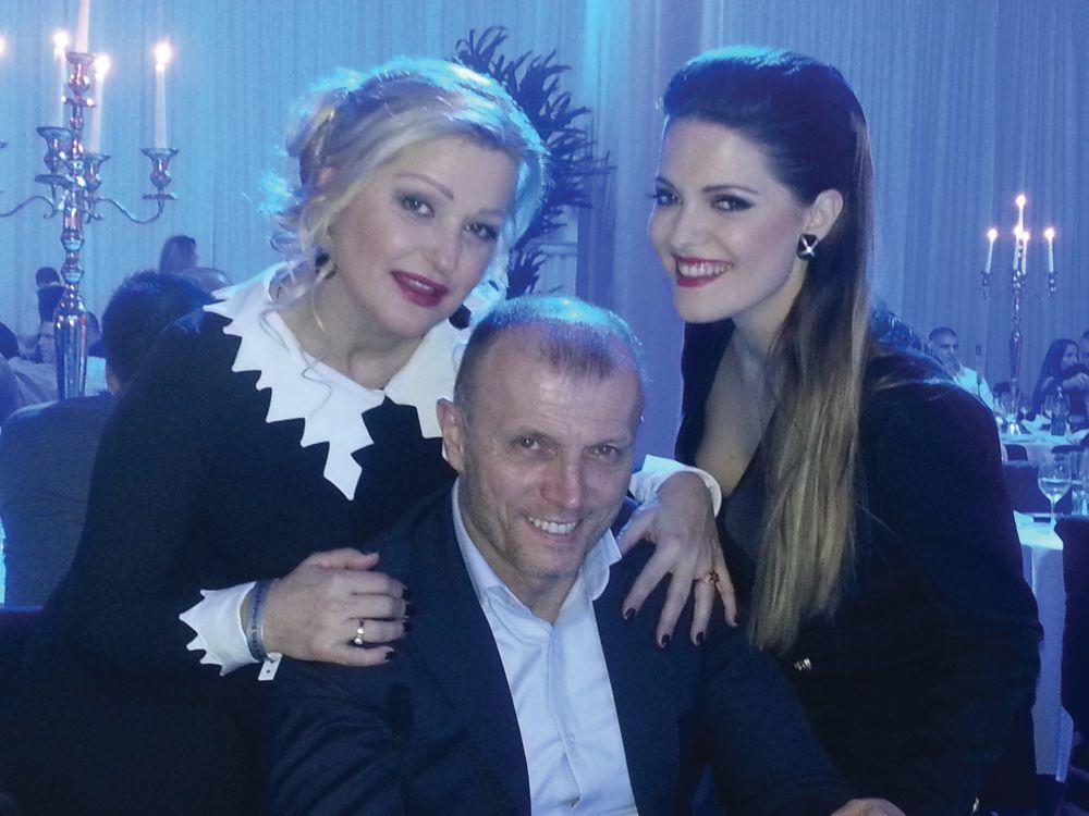 <p>Pevačica Sanja Đorđević tri decenije je u braku sa bivšim fudbalerom Petrom Đorđevićem sa kojim ima i ćerku Ivanu,</p>