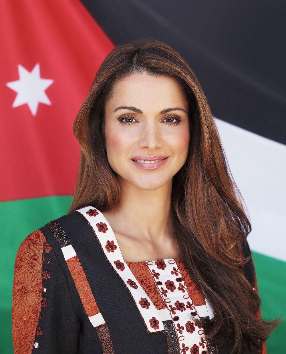 <p>Kraljica Ranija, supruga jordanskog kralja Abdulaha II, putem društvene mreže <em>Fejsbuk</em>, kroz dugo pismo na arapskom i engleskom jeziku odgovorila je na masovne kritike koje ovih dana pristižu na njen račun.</p>
