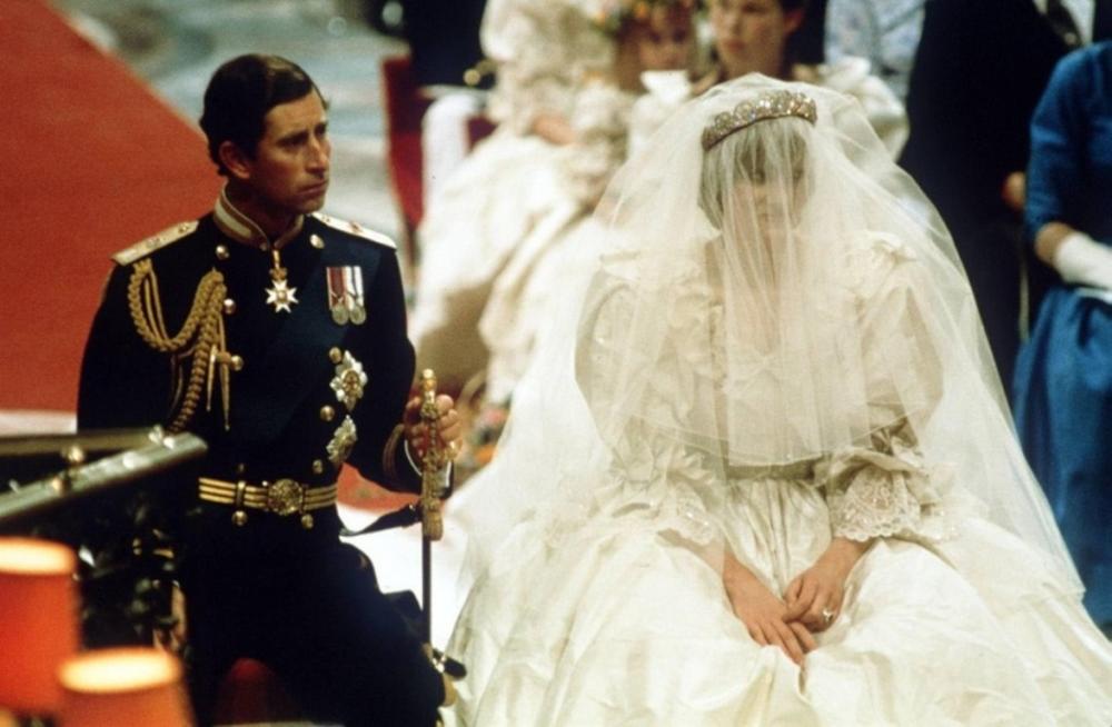 <p>Modna dizajnerka koja potpisuje čuvenu venčanu haljinu u kojoj se ledi Dajana Spenser udala za princa od Velsa otkrila je da je paralelno sve vreme radila na još jednom modelu.</p>